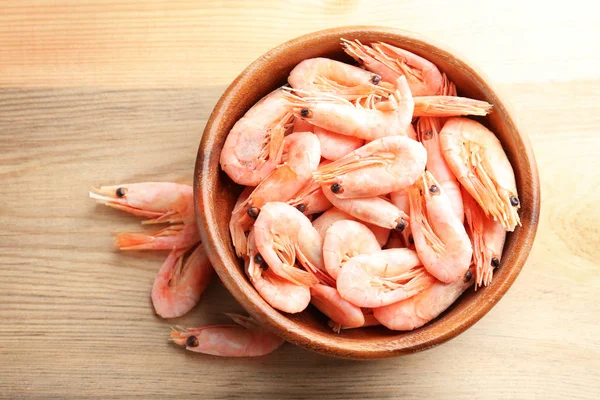 Bowl and delicious shrimps on table — Stock Photo, Image