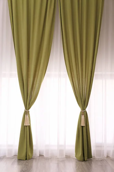 Lindas cortinas com tiebacks dentro de casa — Fotografia de Stock