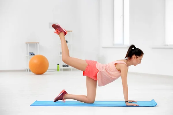 Mooie jonge vrouw training — Stockfoto