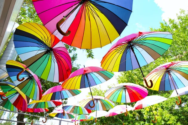 Paraguas coloridos colgando en el parque — Foto de Stock