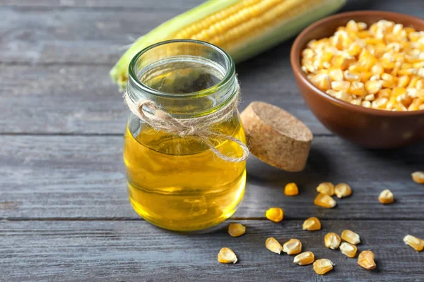 Tarro de vidrio con aceite de maíz — Foto de Stock