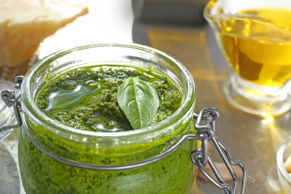 Deliziosa salsa di pesto al basilico — Foto Stock