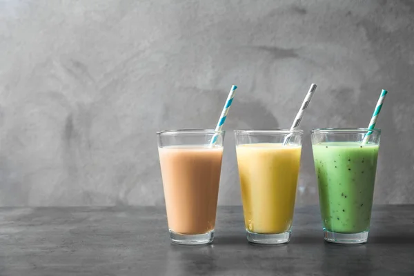 Gläser mit verschiedenen Proteinshakes — Stockfoto