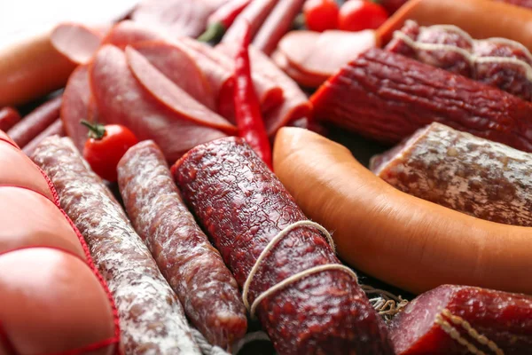 Assortimento di deliziose salsicce, primo piano — Foto Stock