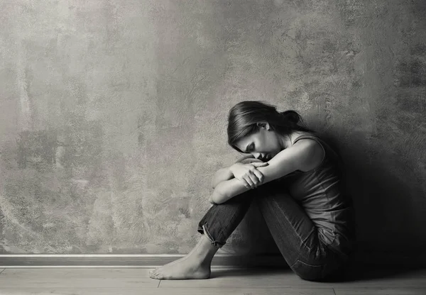 Foto de Triste Mulher N A Cidade e mais fotos de stock de 2015