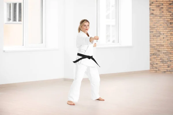 Entraînement d'instructrice de karaté au dojo — Photo