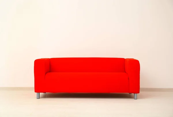 Удобный красный диван — стоковое фото