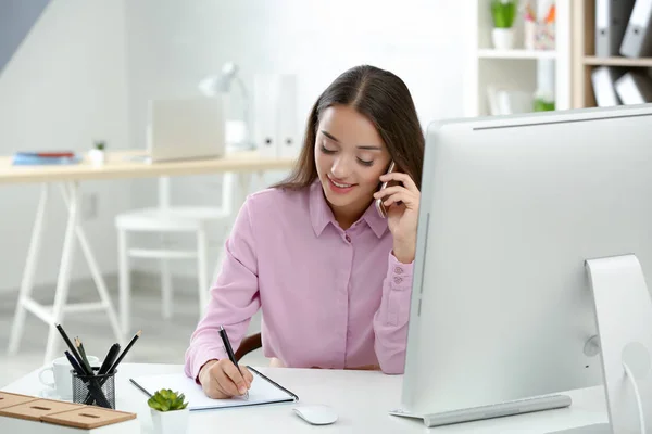 Mooie jonge vrouw — Stockfoto