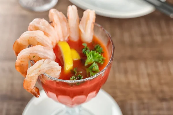 Copo com cocktail de camarão e molho de tomate na mesa, close-up — Fotografia de Stock
