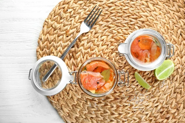 Frascos com delicioso salmão marinado — Fotografia de Stock