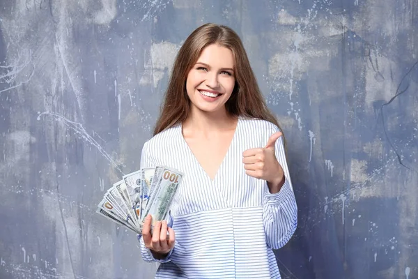 Jovem com notas de dólar — Fotografia de Stock