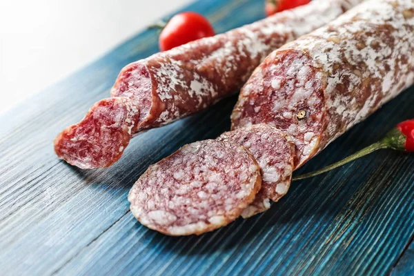 Ahşap tahta üzerinde sosis dilimli Delicious