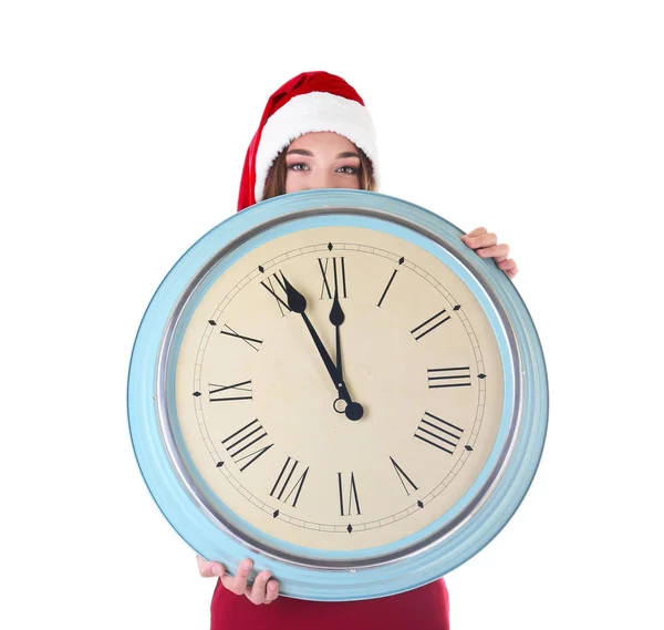 Jeune femme en chapeau de Père Noël avec horloge sur fond blanc. Concept de compte à rebours de Noël — Photo