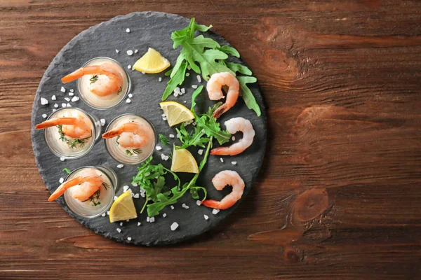 Composition with glasses of white sauce and shrimps — Stock Photo, Image