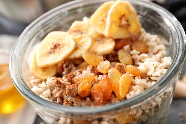 Harina de avena nutritiva con plátano — Foto de Stock