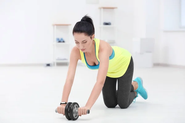 Mooie jonge vrouw training — Stockfoto