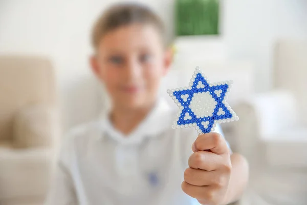 Мальчик держит Звезду Давида дома — стоковое фото