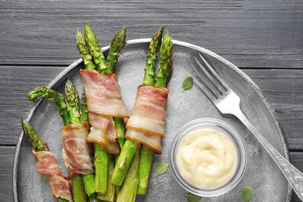 Teller mit Spargel in Speckmantel — Stockfoto