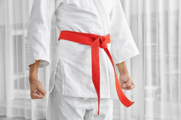 Człowiek w karategi pomieszczeniu — Zdjęcie stockowe