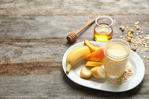 Jar met proteïne shake en plaat met vruchten — Stockfoto