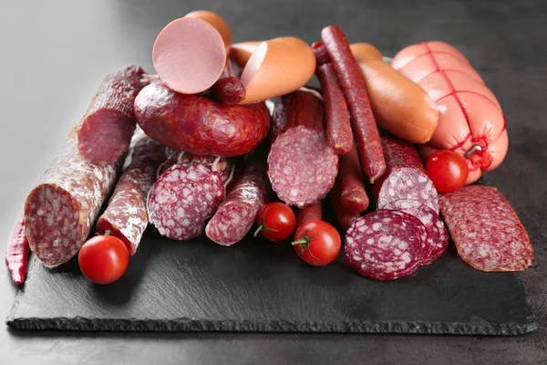 Deliziose salsicce su piastra di ardesia — Foto Stock