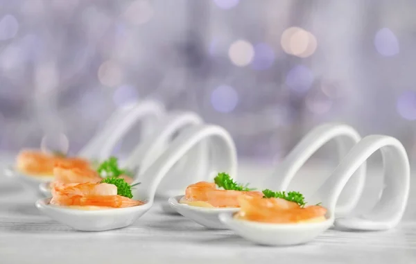 Cucharas de salsa blanca y camarones — Foto de Stock