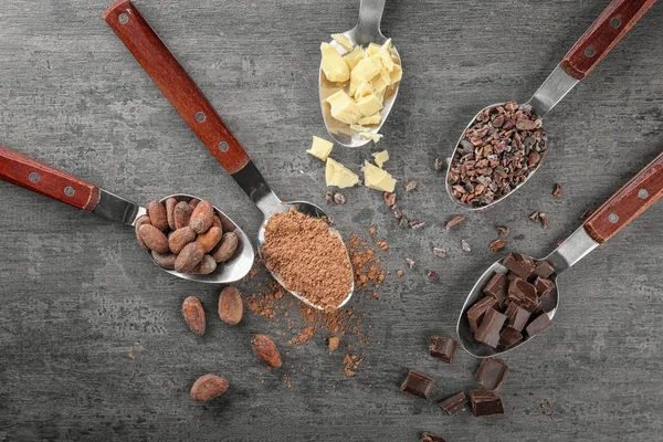Sendok dengan produk kakao yang berbeda — Stok Foto