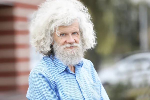 Зрелый Мужчина Седыми Волосами Улице — стоковое фото