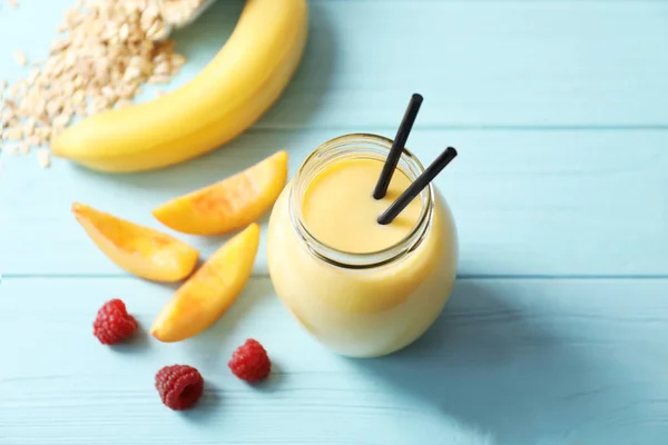 Tarro con batido de proteína de fruta —  Fotos de Stock