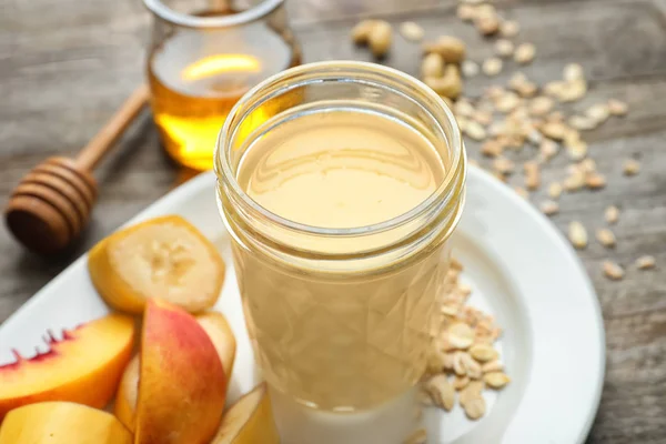 Glas mit Proteinshake und Teller mit Früchten — Stockfoto