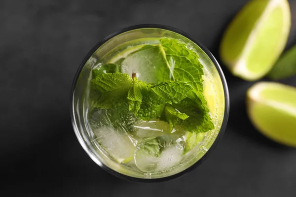 Verre de cocktail avec citron vert et menthe sur fond gris — Photo