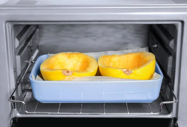 Ceramic baking dish with cut spaghetti squash in oven — Stock Photo, Image