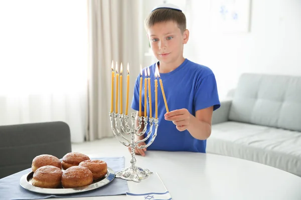 Joodse jongen bliksem menora thuis — Stockfoto