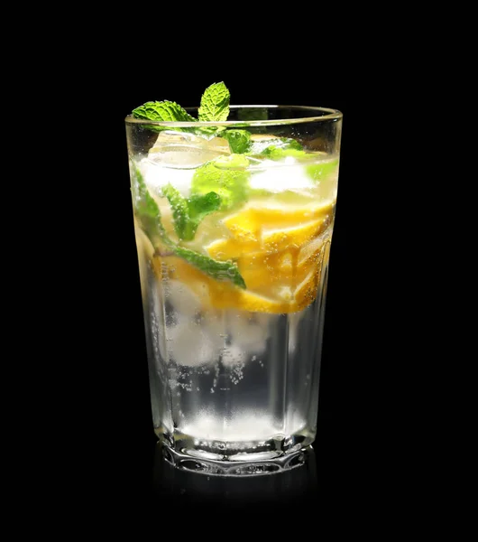 Copa de cóctel con menta y limón sobre fondo negro — Foto de Stock