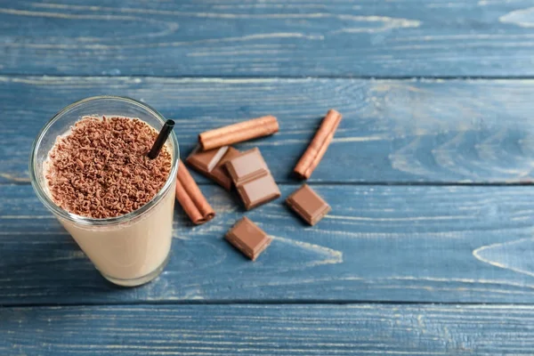 Kaca dengan protein coklat kocok — Stok Foto