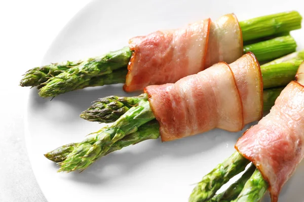 Plaat met spek omwikkeld asperges — Stockfoto