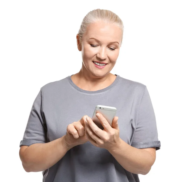 Старша жінка, використовуючи мобільний телефон, ізольована на білому — стокове фото