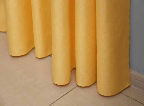 Krásné žluté závěsy uvnitř, closeup — Stock fotografie