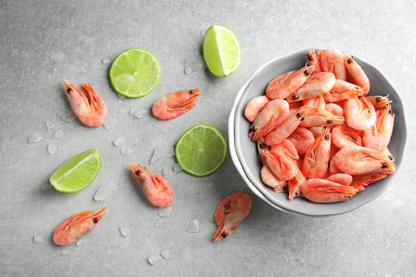 Plate and delicious shrimps on table — Stock Photo, Image