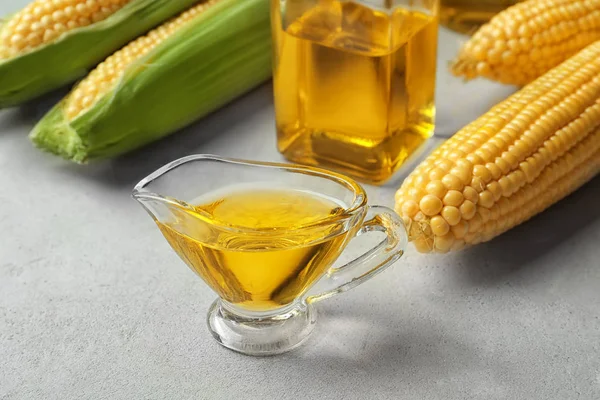 Glas Soße Boot mit Maisöl — Stockfoto