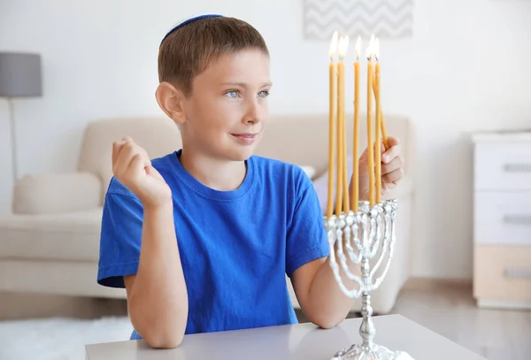 Joodse jongen bliksem menora thuis — Stockfoto
