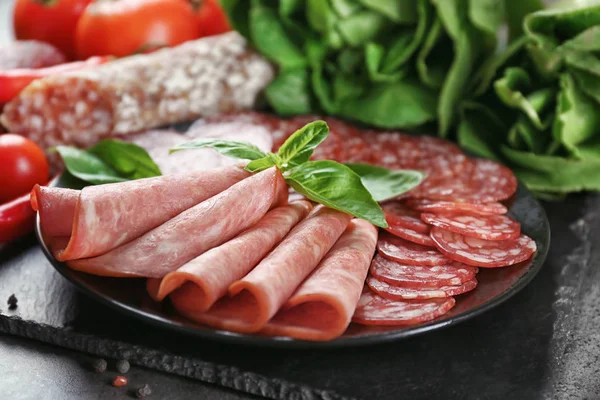 Deliciosas salchichas en rodajas en plato — Foto de Stock