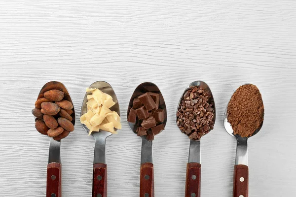 Lžičky s různými kakaové produkty — Stock fotografie