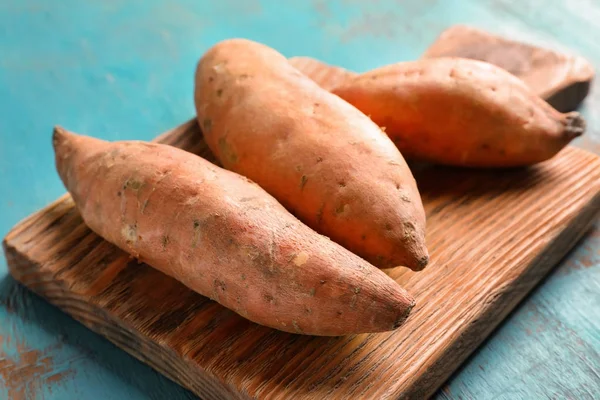 Słodkie ziemniaki na desce — Zdjęcie stockowe