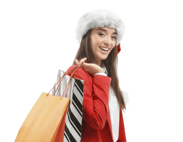 Jovem mulher em Santa chapéu segurando sacos de compras coloridos no fundo branco. Conceito de dia de boxe — Fotografia de Stock