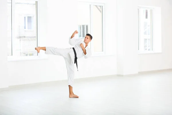 Mężczyzna karate Instruktor szkolenia w dojo — Zdjęcie stockowe