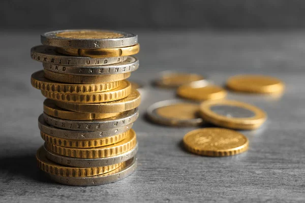 Montón de monedas sobre fondo gris —  Fotos de Stock