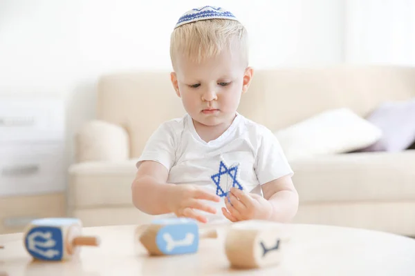 Маленький еврейский мальчик со звездой Давида дома — стоковое фото