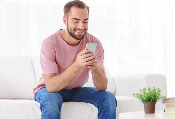 Man met smartphone — Stockfoto