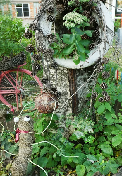 Vieux pneu et fourmi de paille utilisés comme décor de jardin à l'extérieur — Photo